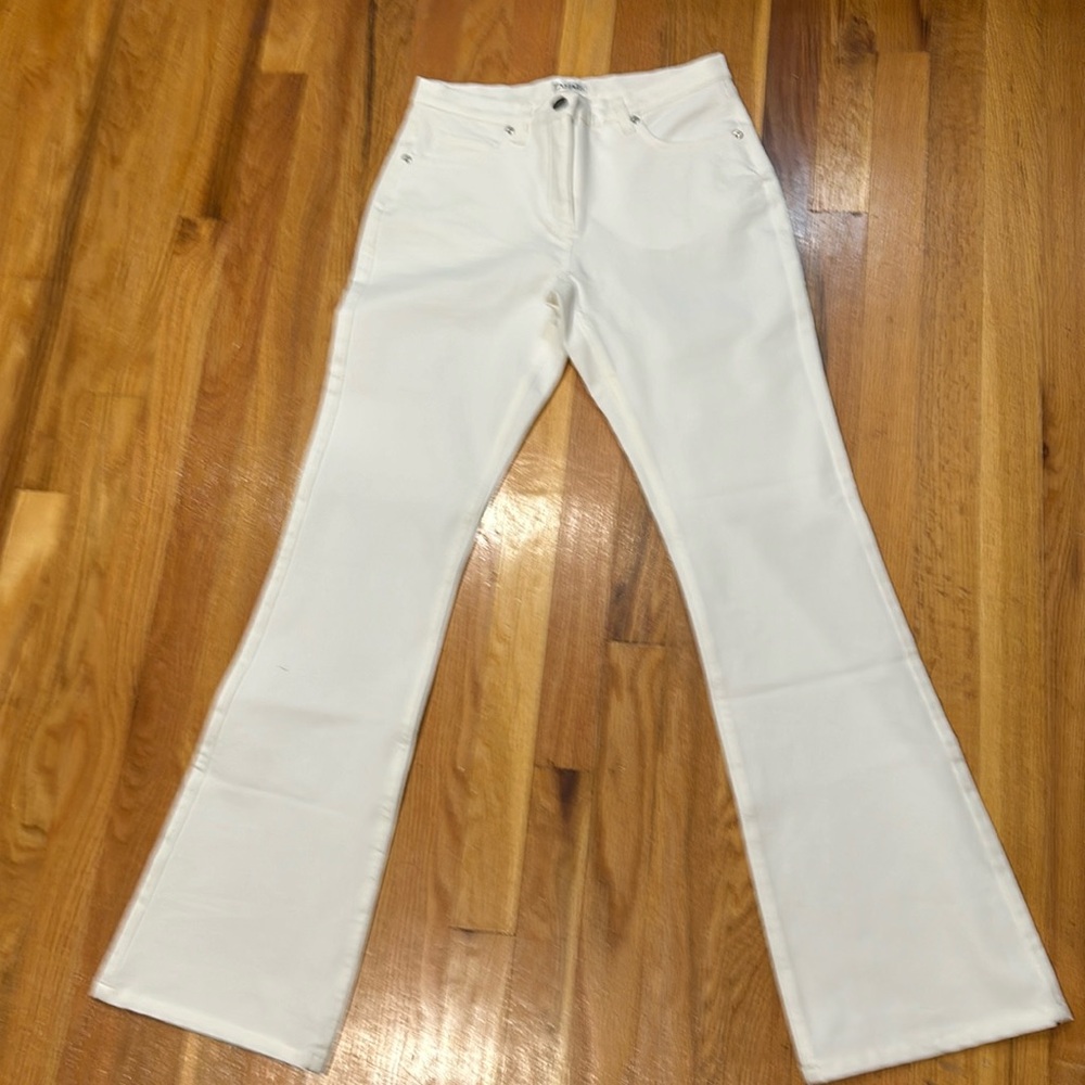 Tahari white flare leg Jean with back pockets like new!
